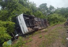 Ônibus da Banda Canários do Reino tomba em Nossa Senhora dos Remédios