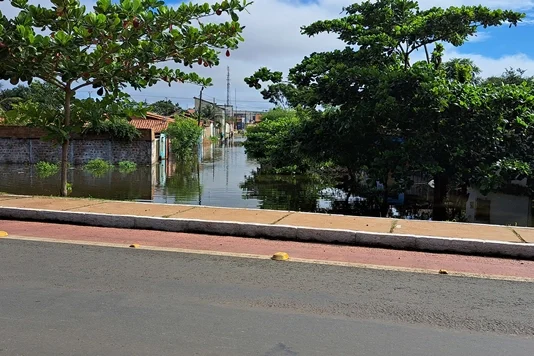 Em Esperantina, 39 famílias estão desabrigadas devida cheia do rio Longá