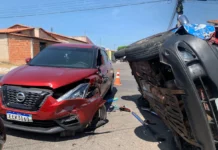 Carro tomba após colisão em cruzamento em Parnaíba