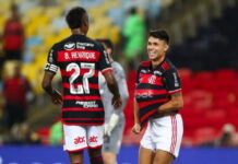 Flamengo bate o São Paulo, assume liderança e complica Carpini