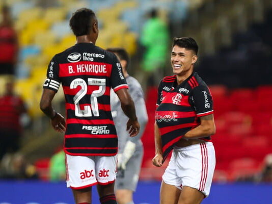 Flamengo bate o São Paulo, assume liderança e complica Carpini