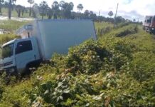 Caminhão desce aterro na PI-112 entre Joaquim Pires e Luzilândia