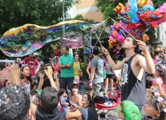 Carnaval: pais não devem postar imagens de crianças, diz pesquisador