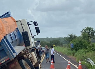 Ponte cede, caminhão fica preso e trecho da BR-222 é interditado no Piauí