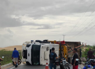 Caminhão de prestadora de serviços da Equatorial capota e interdita pista em Luís Correia