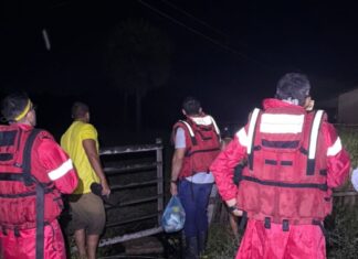 Oito famílias são resgatadas após ficarem ilhadas em Parnaíba